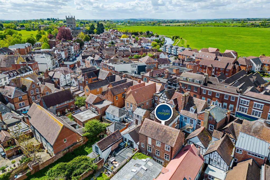 Property photo 3 of 47 Printers Court, 139 High Street, Tewkesbury, Glocu