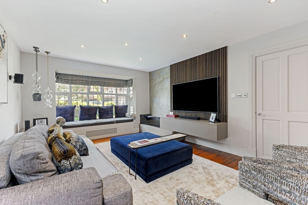 Property photo 3 of 23 Bentley Way  (4)