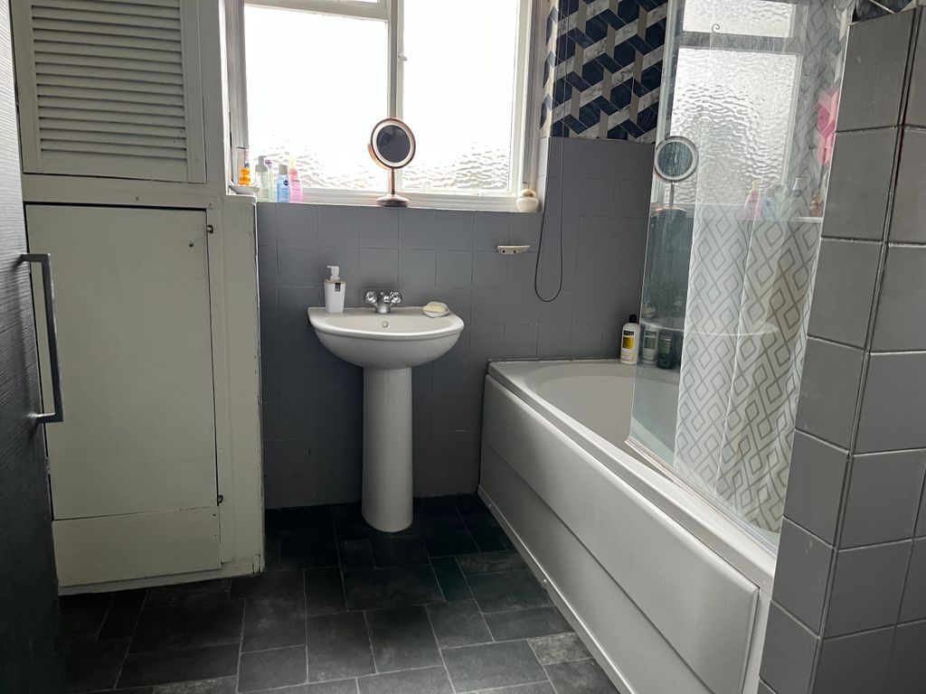 Property photo 3 of 4 Bathroom.Jpeg