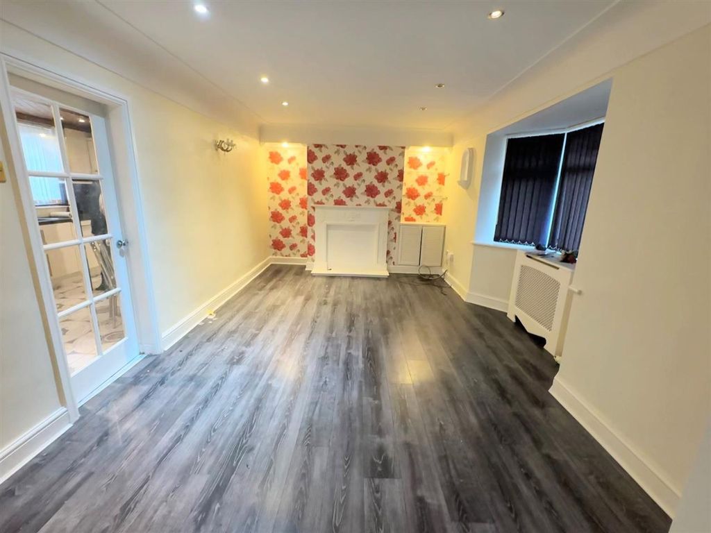 Property photo 3 of 13 Lounge