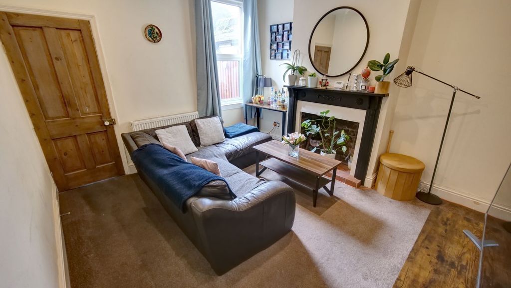 Property photo 2 of 19 Middle Reception Room