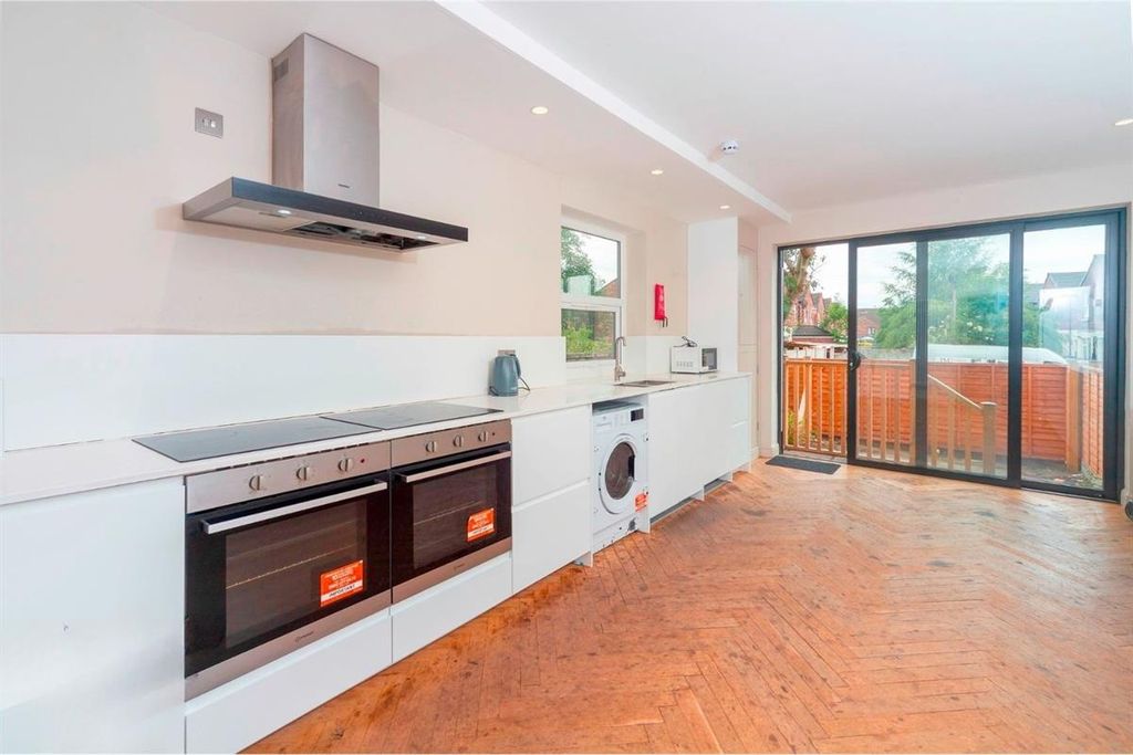 Property photo 3 of 9 Bright Modern Kitchen With Integrated Appliances...
