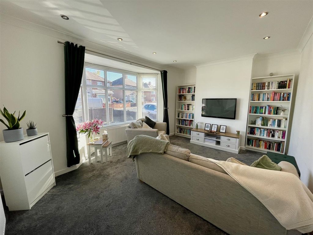 Property photo 2 of 10 Lounge