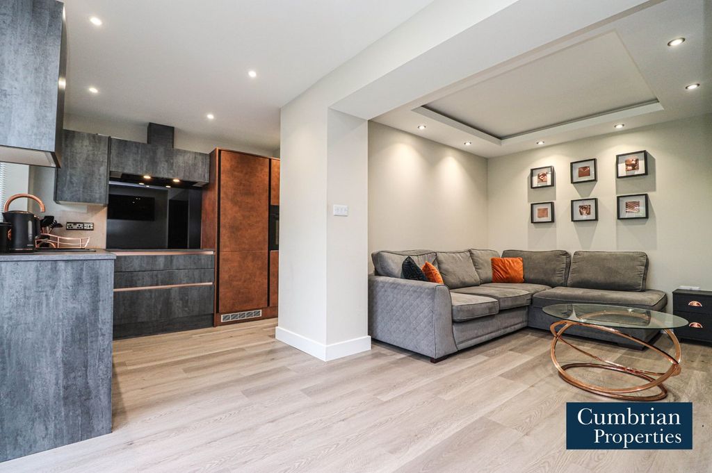 Property photo 1 of 25 Dining Kitchen