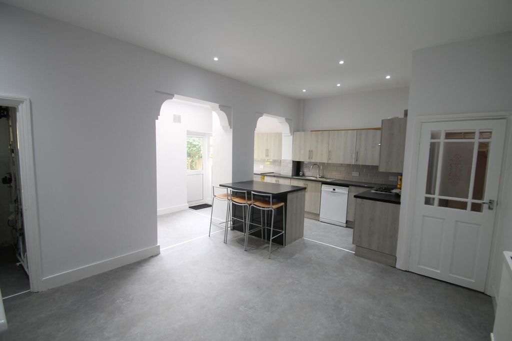 Property photo 3 of 10 Kitchen