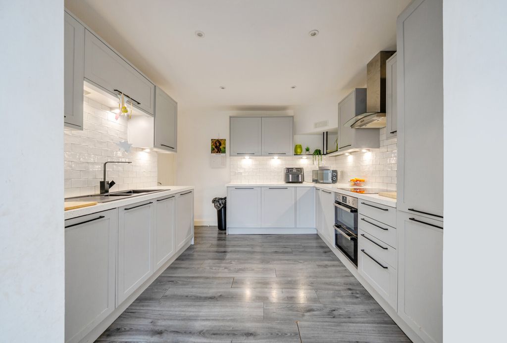 Property photo 3 of 13 1385546-10-692d6B...