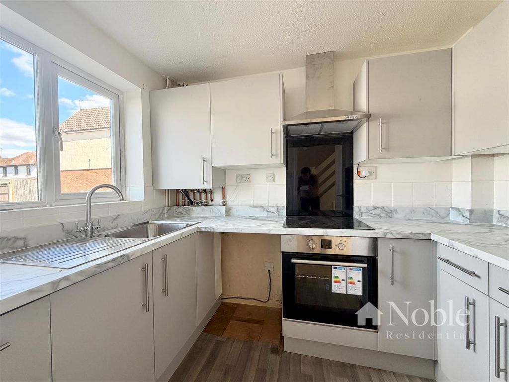 Property photo 2 of 10 Kitchen