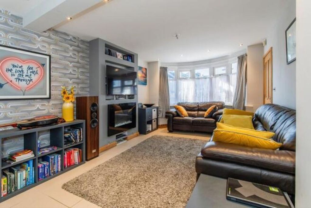 Property photo 2 of 15 Front Reception