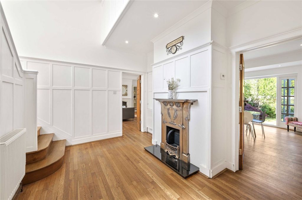 Property photo 3 of 23 Entrance Hall