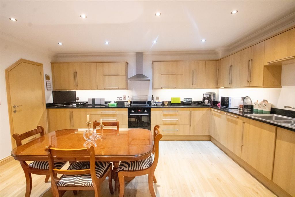 Property photo 2 of 11 Kitchen