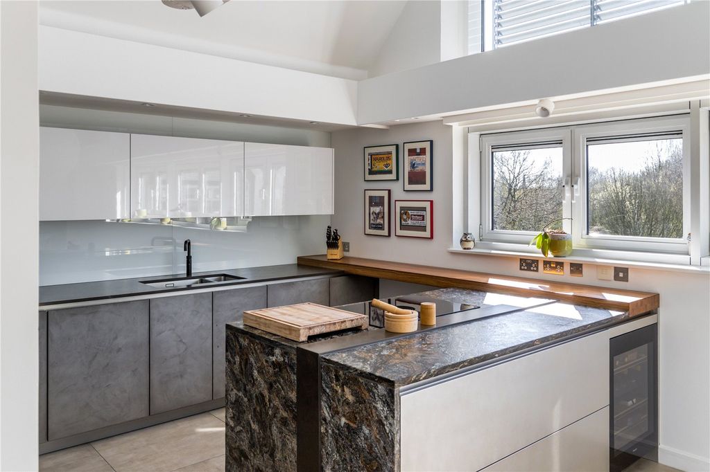 Property photo 3 of 44 House. Partnership