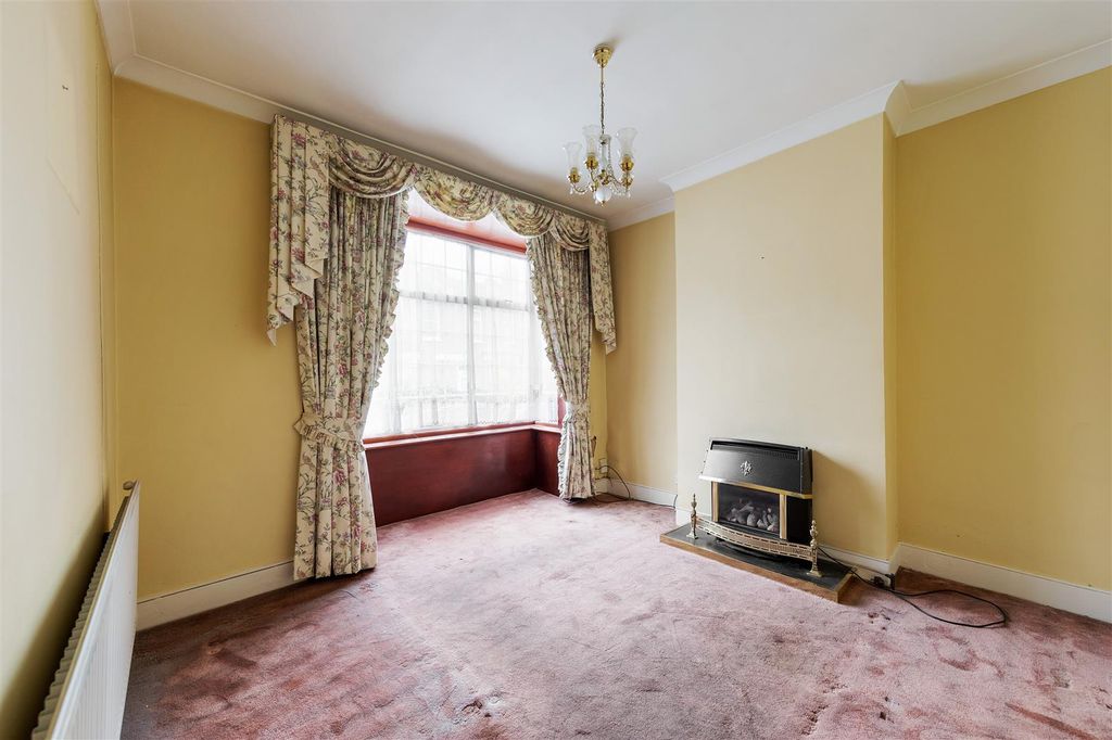 Property photo 2 of 19 King Edward Road, E17