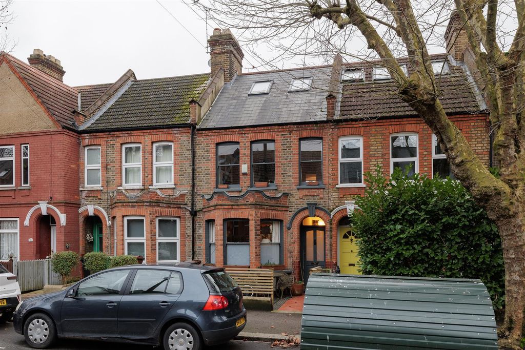Property photo 1 of 31 Lloyd Road, E17