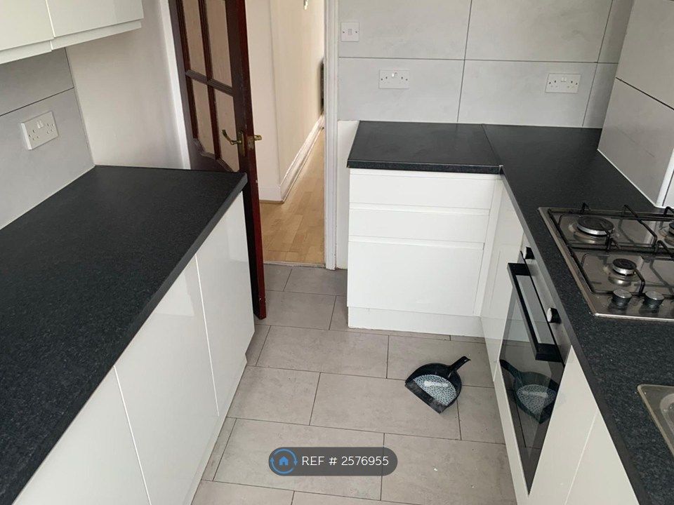 Property photo 3 of 10 Kitchen