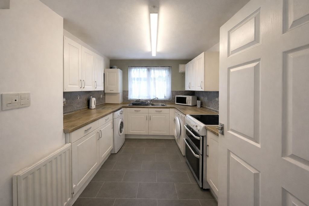 Property photo 2 of 6 Kitchen