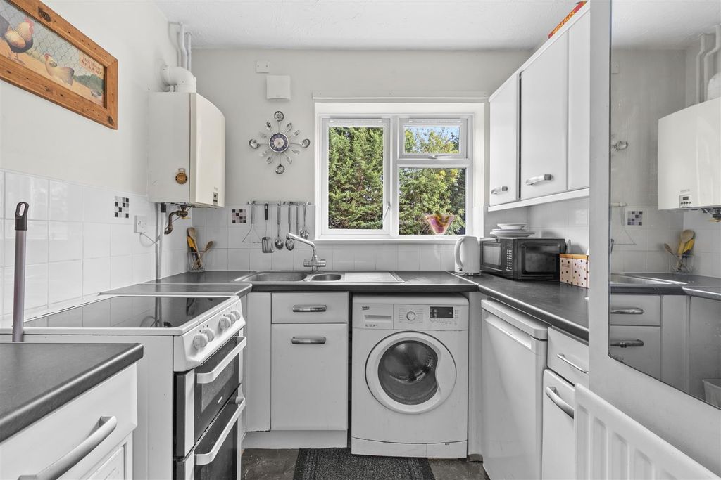 Property photo 3 of 11 47A Bookerhill Rd, Hp12 4Ey-3.Jpg