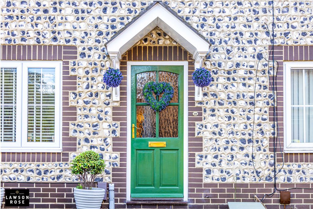 Property photo 2 of 29 .