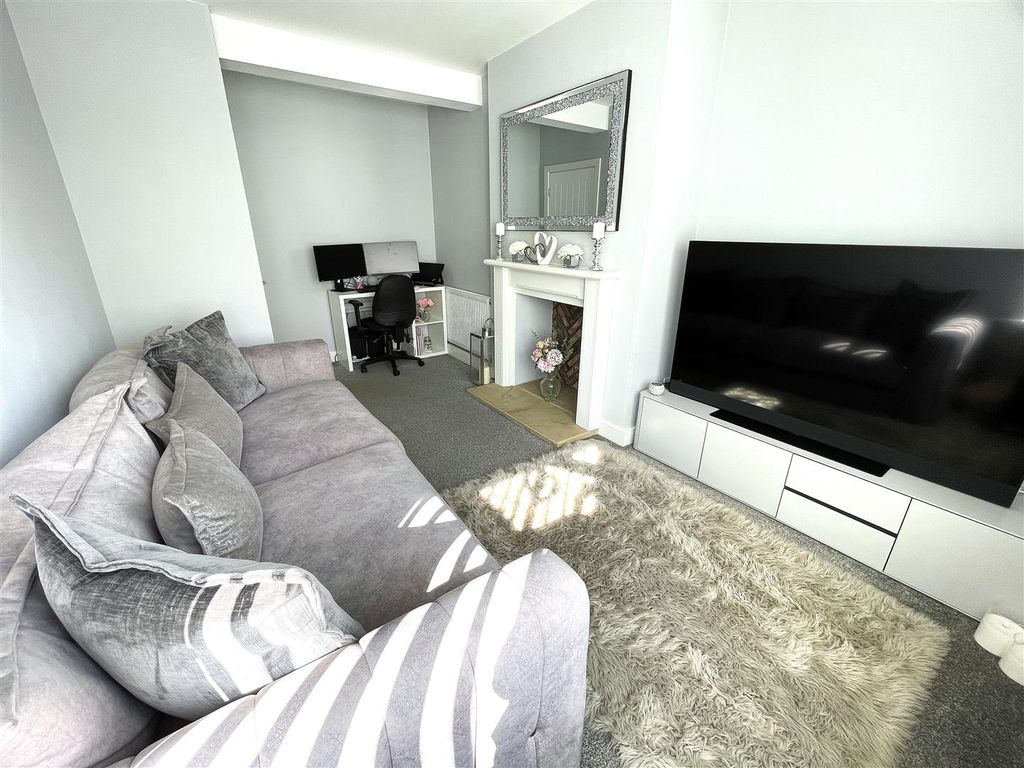 Property photo 2 of 24 Lounge