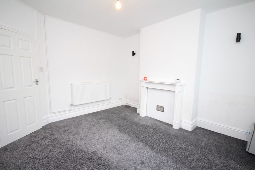 Property photo 3 of 12 Lounge