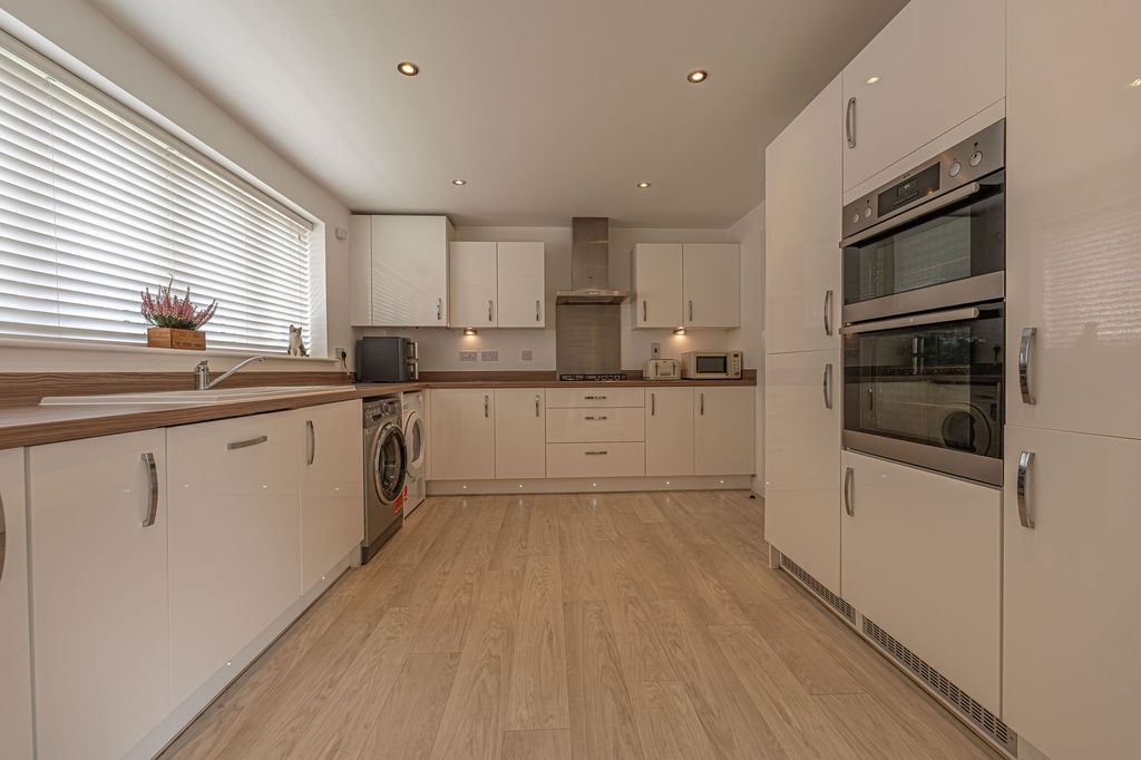 Property photo 3 of 35