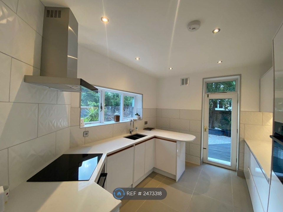 Property photo 1 of 16 Kitchen - Access To Decking