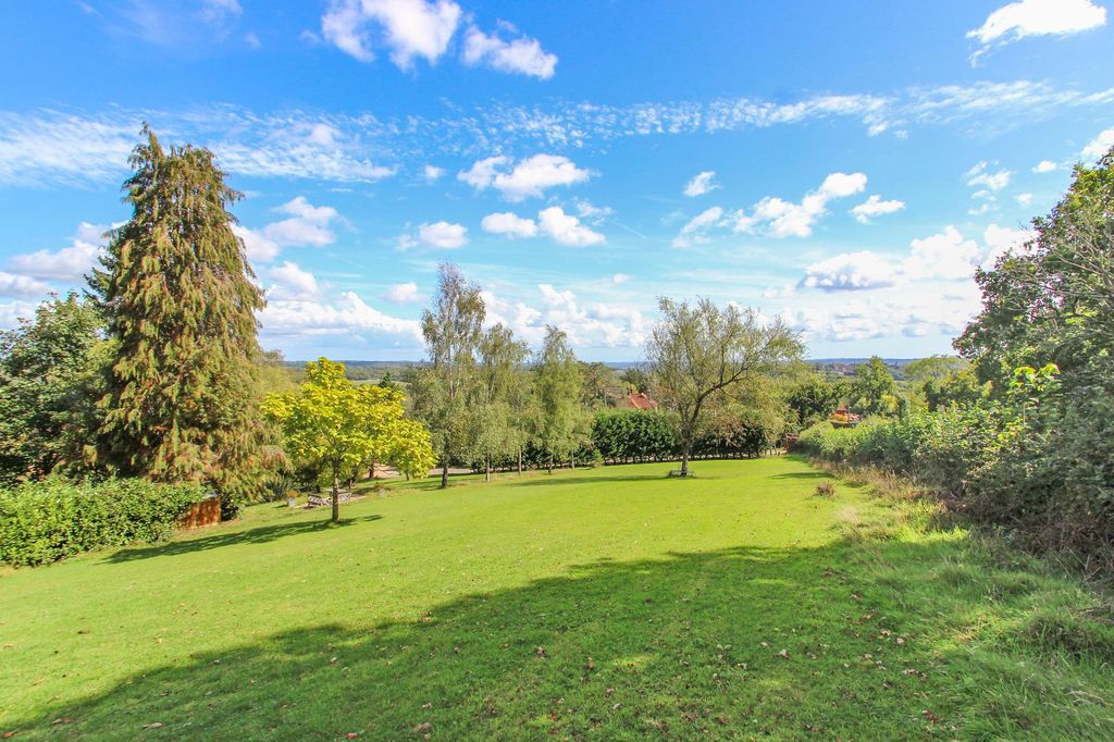 Property photo 2 of 31 Garden