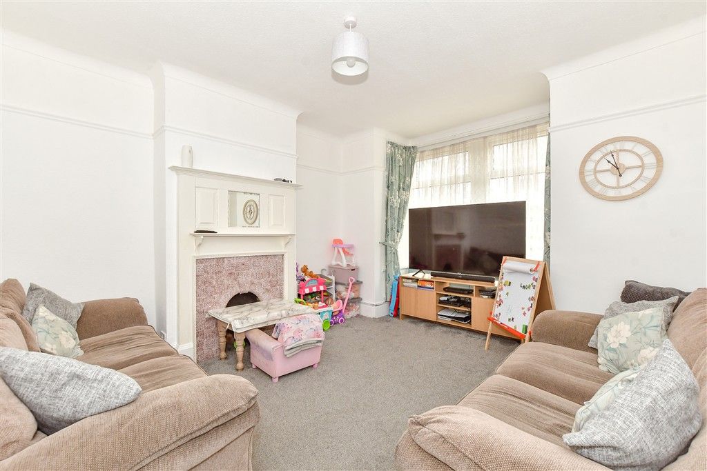 Property photo 3 of 8 Lounge