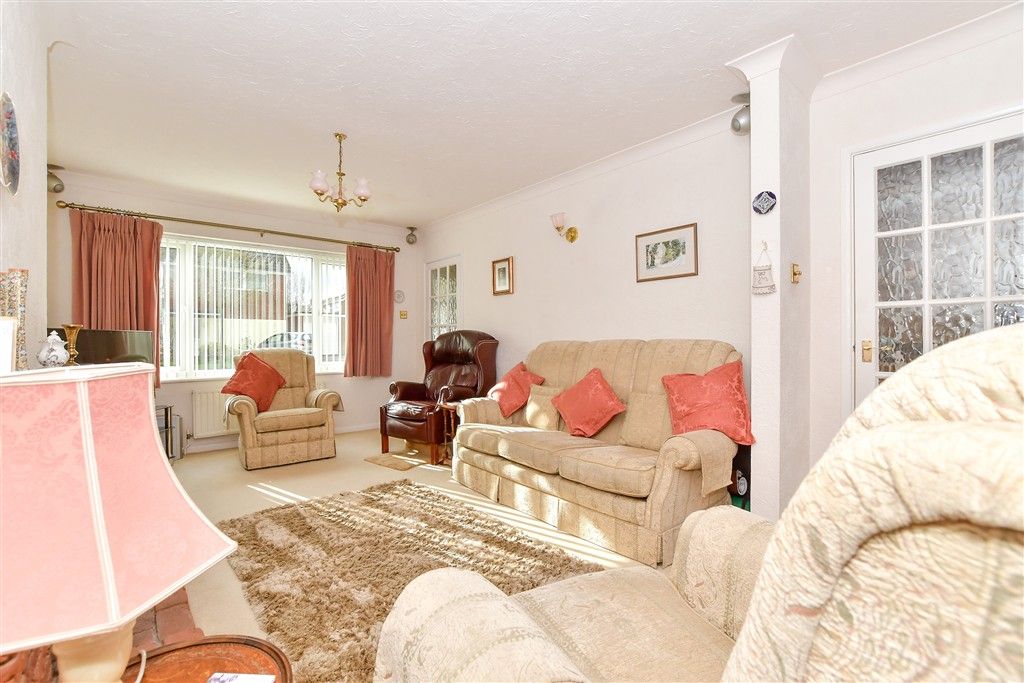 Property photo 3 of 14 Lounge