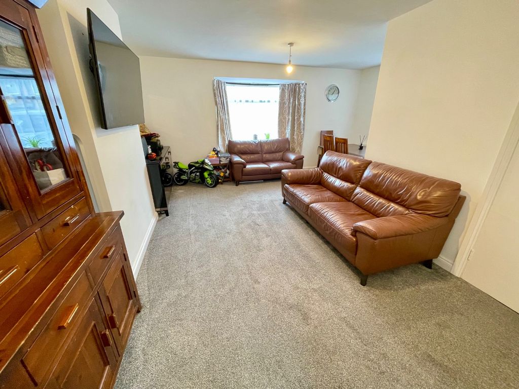 Property photo 3 of 11 4886442