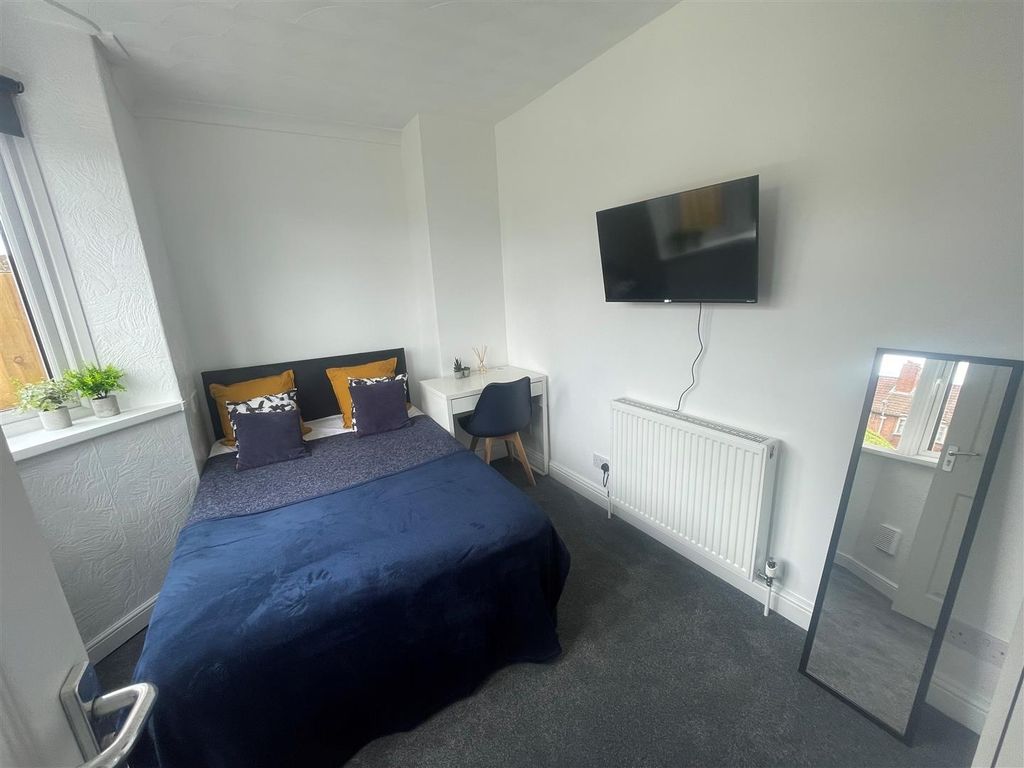 Property photo 1 of 11 Bright Modern Bedroom With Desk And Wall-Mounted T...