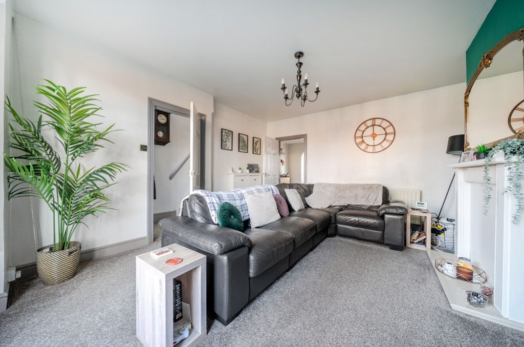 Property photo 2 of 22 1399767-20-696774Ff42818