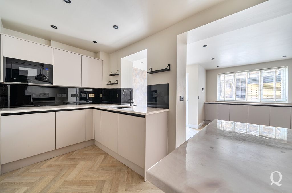Property photo 2 of 31 186852Ed-E89F-4d6...