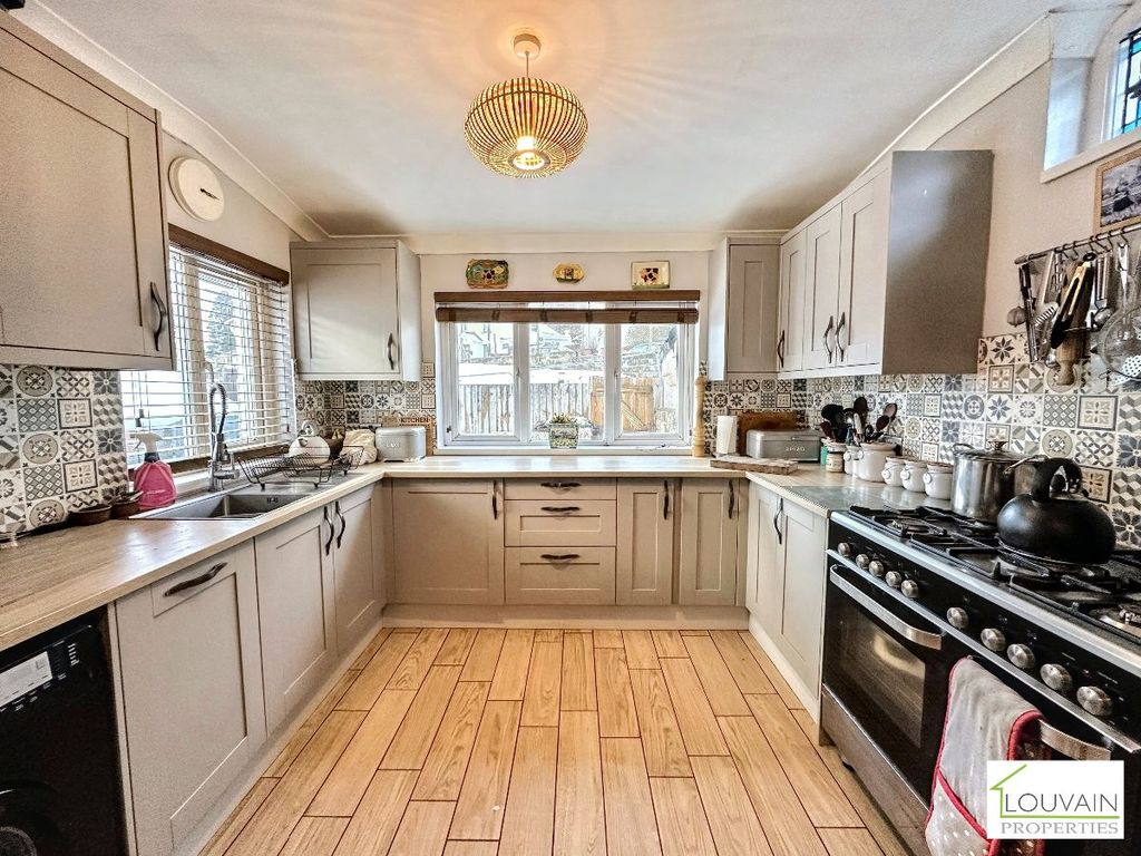 Property photo 2 of 28