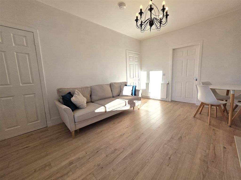 Property photo 3 of 16 Lounge