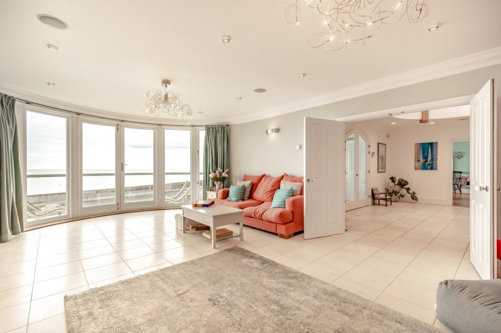Property photo 3 of 17 Sitting Room
