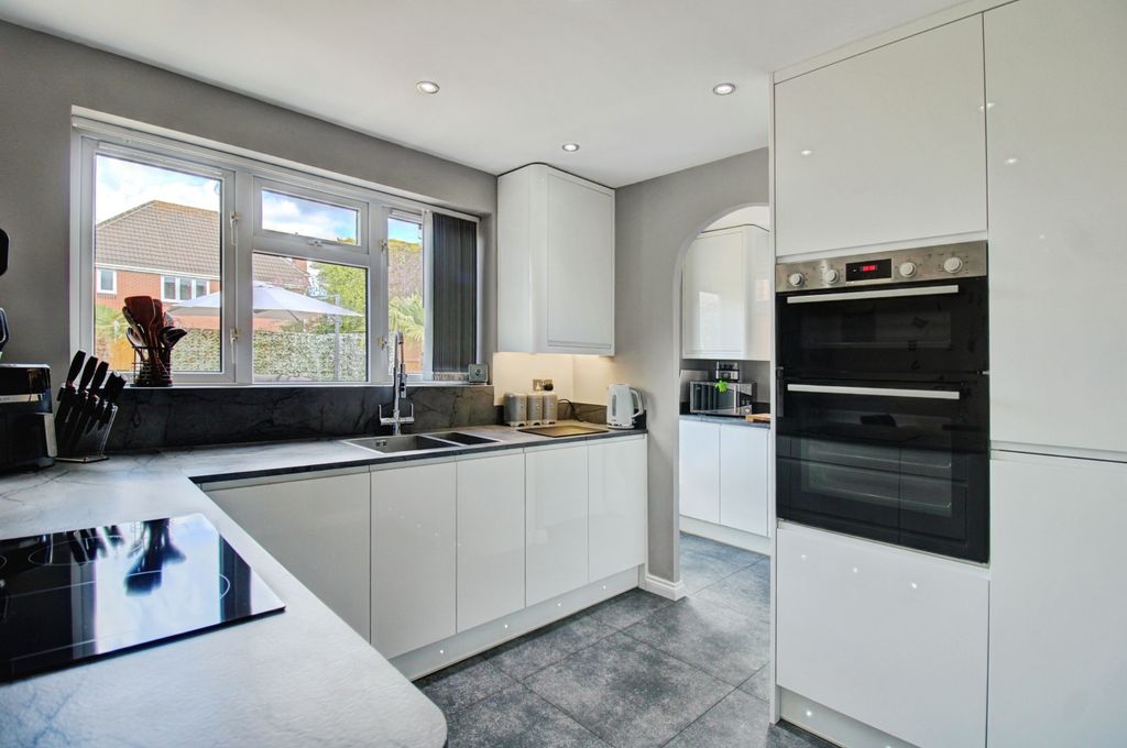 Property photo 3 of 21 Kitchen Suite