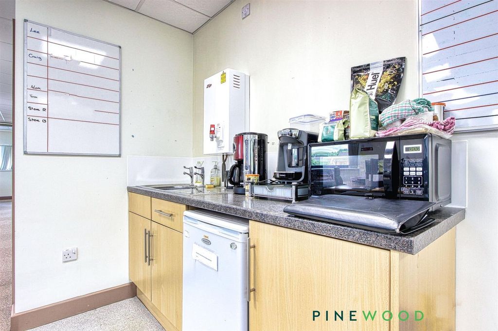 Property photo 3 of 16 Kitchenette