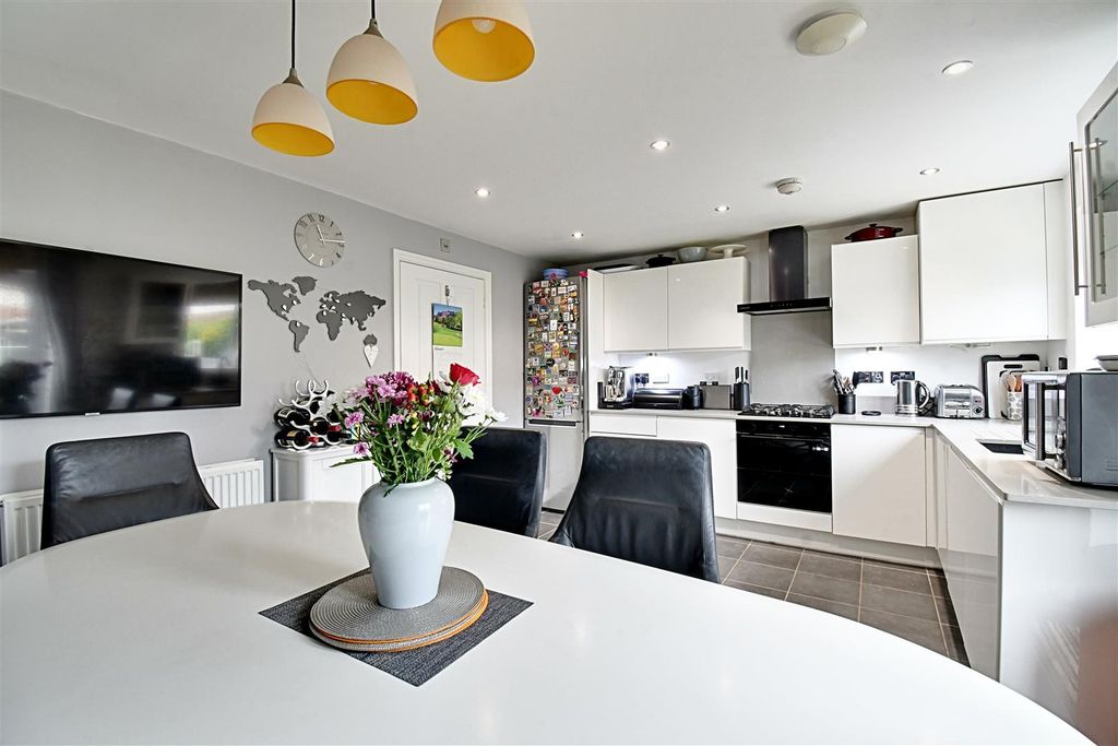 Property photo 2 of 34 Kitchen 4.Jpg