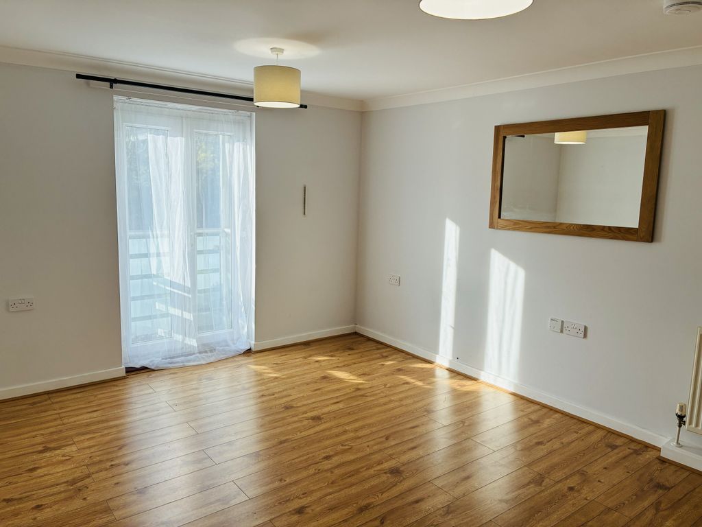 Property photo 3 of 18 Lounge1