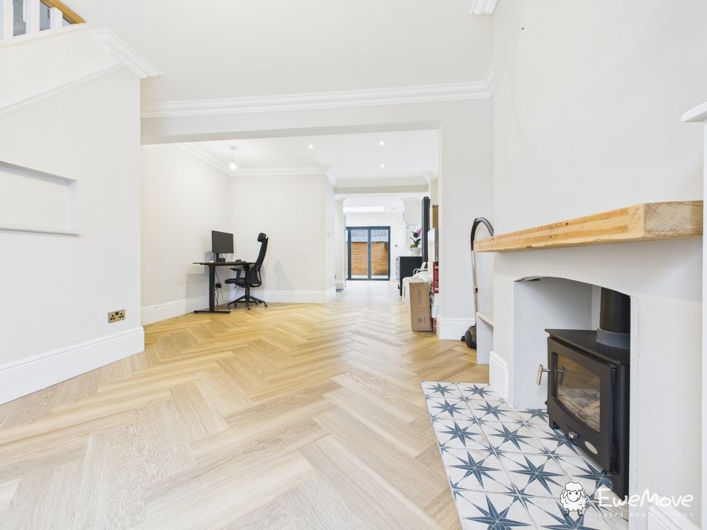 Property photo 2 of 16 Cam02877G0-Pr0101-Still011