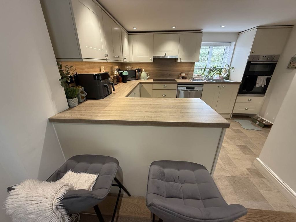 Property photo 3 of 17 Kitchen (2)