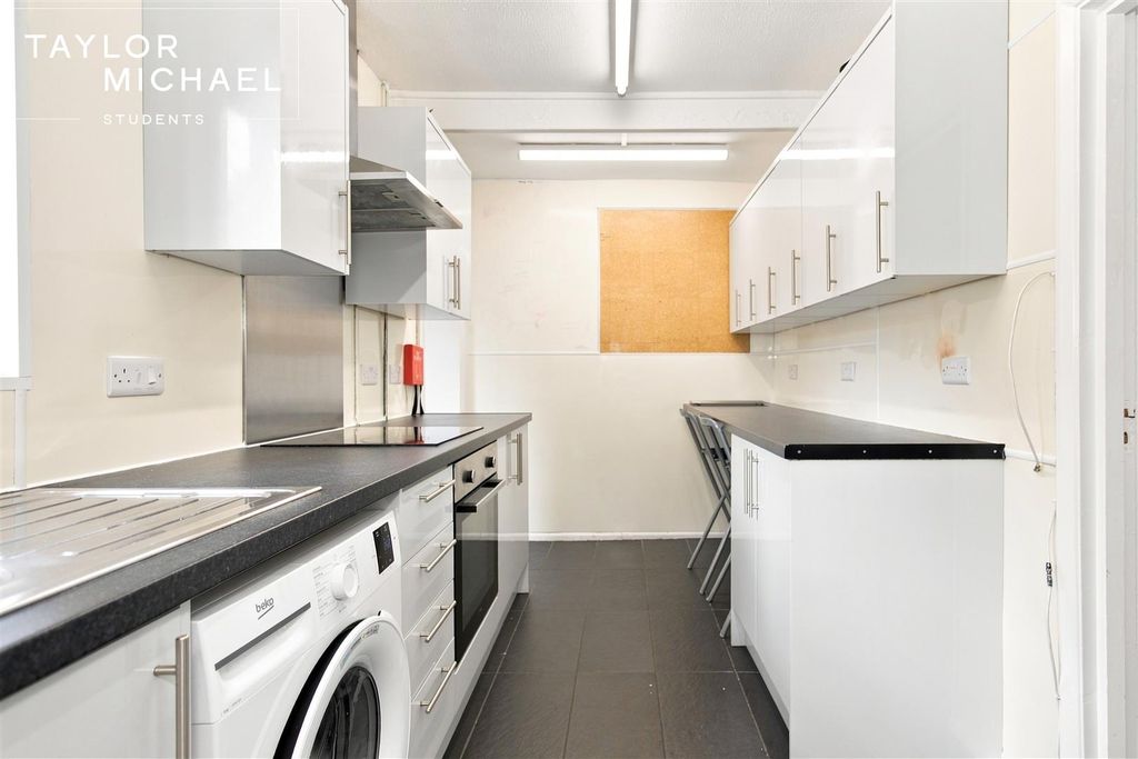 Property photo 2 of 18 Kitchen