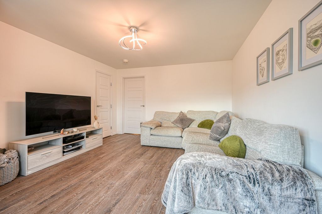 Property photo 3 of 14 Lounge