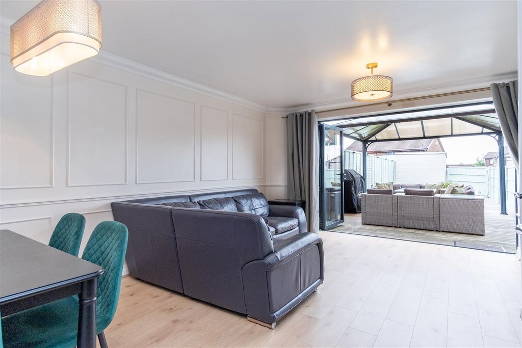 Property photo 2 of 32 Lounge/Diner