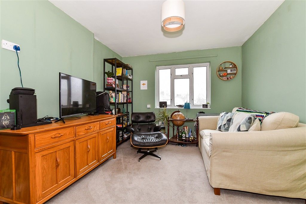 Property photo 2 of 9 Lounge