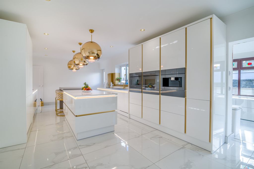 Property photo 3 of 46