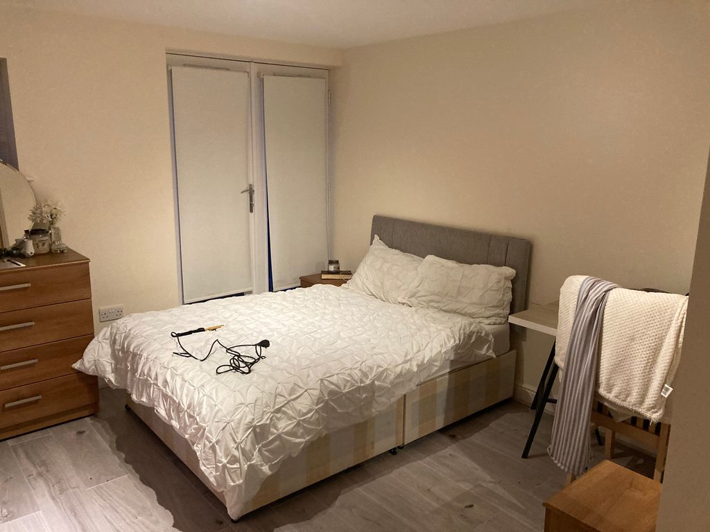 Property photo 3 of 6 Bedroom 1