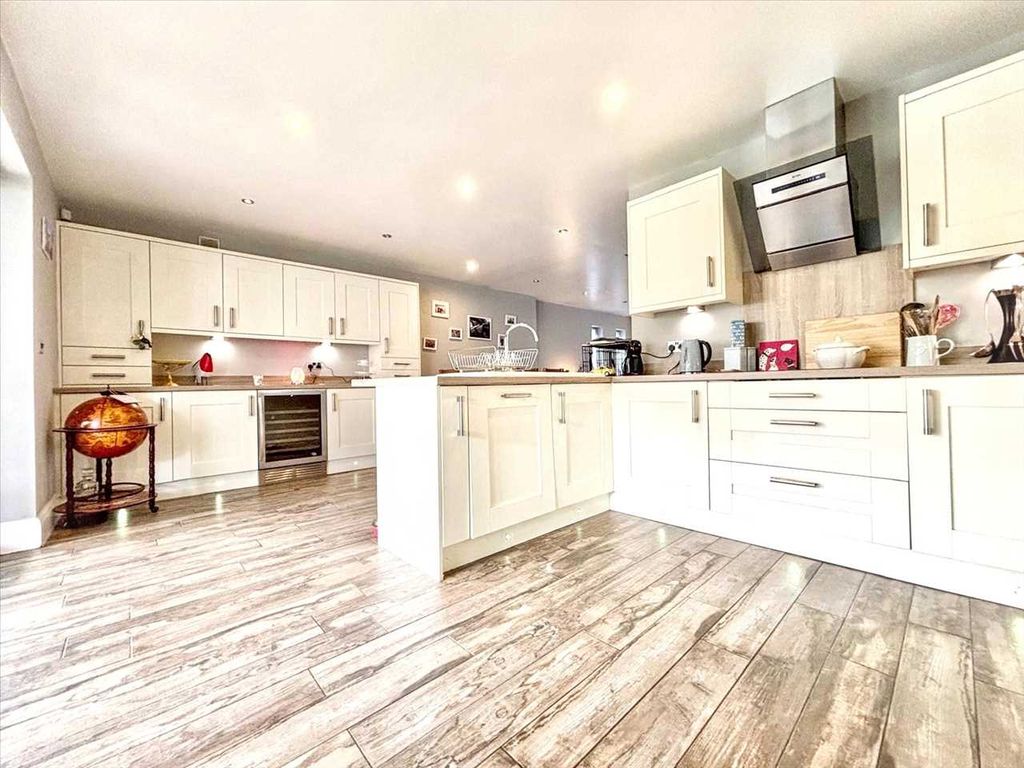 Property photo 2 of 33 Kitchen