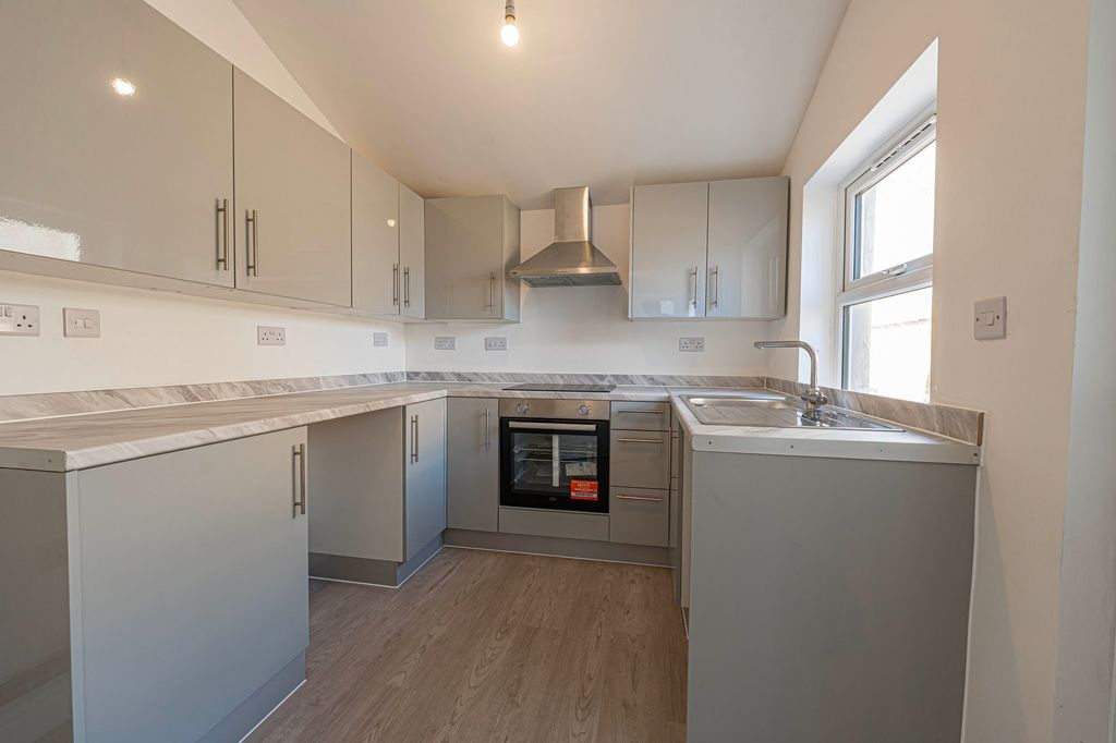 Property photo 2 of 32