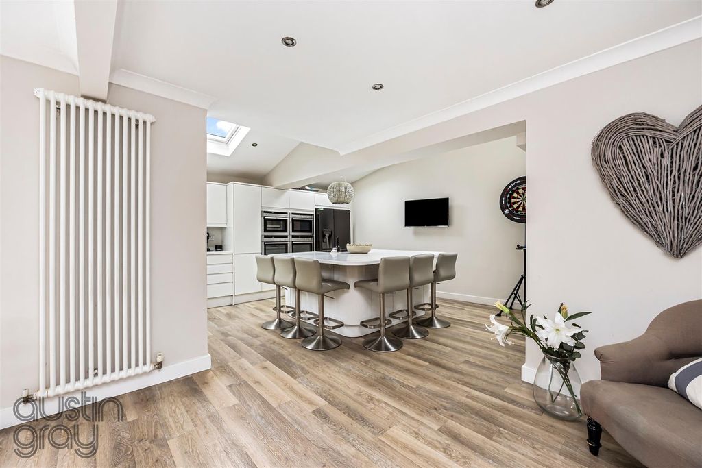 Property photo 3 of 21 Sandringham Close, 13-012.Jpg